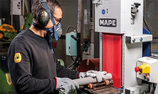 Tube se faisant poncer pour atteindre la bonne longueur